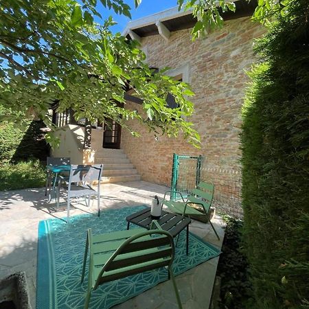 Maison Au Pied De La Roche Solutre-Pouilly Exterior photo